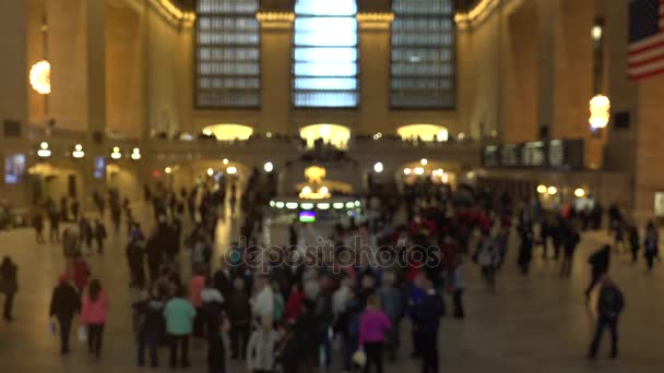 NUEVA YORK, circa 2017: Commuters and tourists in the Grand Central Station.En 2013, acogió a 21,6 millones de visitantes, situándolo entre las diez atracciones turísticas más visitadas del mundo.Ultrahd4k — Vídeos de Stock