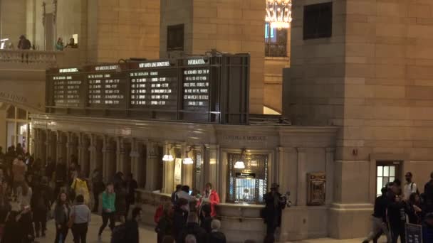 NOVA IORQUE, por volta de 2017: viajantes e turistas na Grand Central Station.In 2013, hospedou 21,6 milhões de visitantes, colocando-o entre as dez atrações turísticas mais visitadas do mundo.Ultrahd4k — Vídeo de Stock