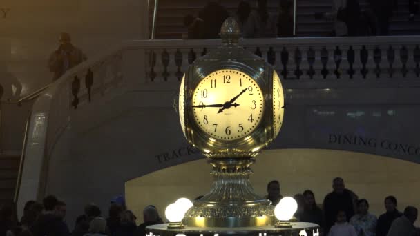 New York, cca 2017: nádraží Grand Central Terminal hodiny, zaneprázdněn dojíždějících a turisté, vrhnout se na Hour.Ultrahd4k — Stock video