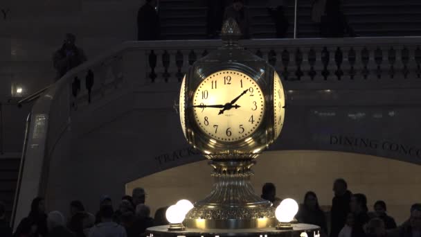 NEW YORK, circa 2017 : Horloge de la gare Grand Central, navetteurs et touristes occupés, heure de pointe.Ultrahd4k — Video