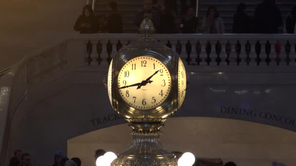 2017 年頃ニューヨーク: グランドセントラル ターミナル駅の時計、忙しい通勤者や観光客、ラッシュ Hour.Ultrahd4k — ストック動画