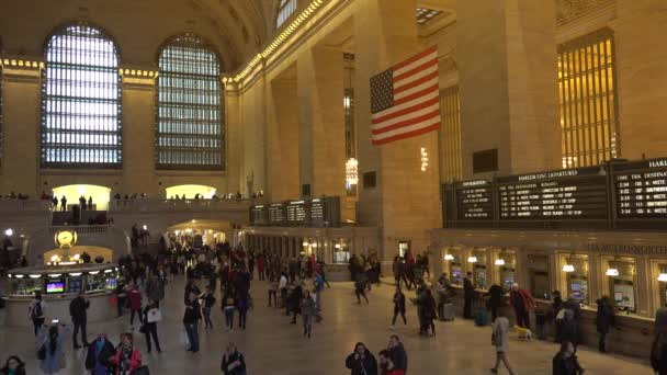 New York, circa 2017: pendelaars en toeristen in de Grand Central Station.In 2013, het gehost 21,6 miljoen bezoekers, het brengen tot de tien meest bezochte toeristische attracties in de wereld. Ultrahd4k — Stockvideo