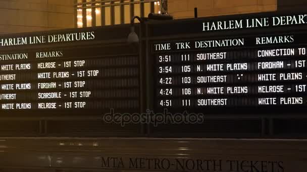 New York, circa 2017: pendlare och turister i Grand Central Station.In 2013, det värd 21,6 miljoner besökare, att sätta den bland de tio mest besökta turistattraktionerna i världen. Ultrahd4k — Stockvideo
