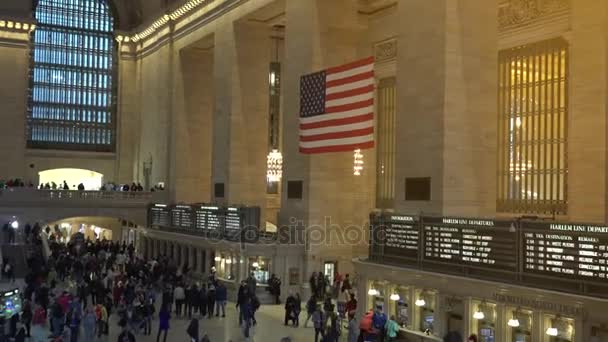 New York, circa 2017: pendelaars en toeristen in de Grand Central Station.In 2013, het gehost 21,6 miljoen bezoekers, het brengen tot de tien meest bezochte toeristische attracties in de wereld. Ultrahd4k — Stockvideo