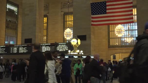 New York, circa 2017: pendelaars en toeristen in de Grand Central Station.In 2013, het gehost 21,6 miljoen bezoekers, het brengen tot de tien meest bezochte toeristische attracties in de wereld. Ultrahd4k — Stockvideo