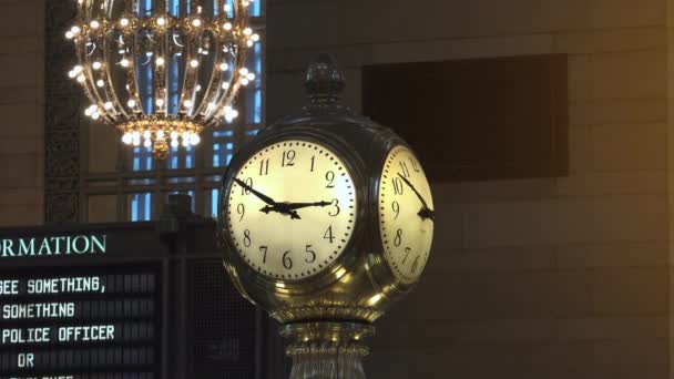 New York, circa 2017: Grand Central Terminal Station klockan, upptagen pendlare och turister, rusa Hour.Ultrahd4k — Stockvideo