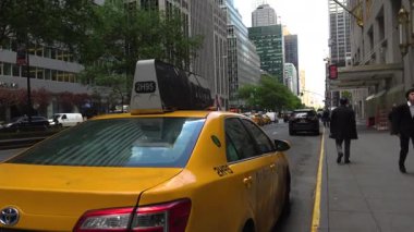 New York-2017 yaklaşık: yoğun trafik, Manhattan, dar sokaklarında blokları ve ultra hd4k, güneşli bir öğleden sonra parlak reklam çarpıcı yükseklikleri ile gerçek zamanlı