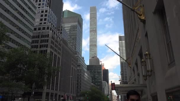 Nueva York-circa 2017: El tráfico pesado en las estrechas calles de Manhattan, con impresionantes alturas de bloques y publicidad brillante en la tarde, en un día soleado, ultra hd4k, en tiempo real — Vídeo de stock