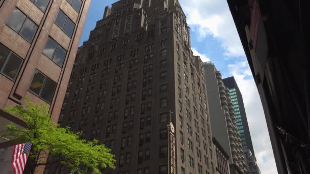 Nueva York-circa 2017: El tráfico pesado en las estrechas calles de Manhattan, con impresionantes alturas de bloques y publicidad brillante en la tarde, en un día soleado, ultra hd4k, en tiempo real — Vídeo de stock