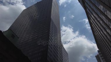 New York-2017 yaklaşık: yoğun trafik, Manhattan, dar sokaklarında blokları ve ultra hd4k, güneşli bir öğleden sonra parlak reklam çarpıcı yükseklikleri ile gerçek zamanlı