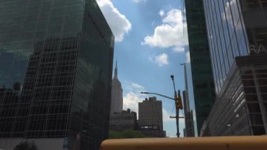 New York-2017 yaklaşık: yoğun trafik, Manhattan, dar sokaklarında blokları ve ultra hd4k, güneşli bir öğleden sonra parlak reklam çarpıcı yükseklikleri ile gerçek zamanlı