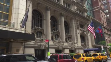 New York-2017 yaklaşık: yoğun trafik, Manhattan, dar sokaklarında blokları ve ultra hd4k, güneşli bir öğleden sonra parlak reklam çarpıcı yükseklikleri ile gerçek zamanlı