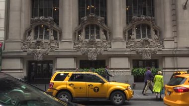 New York-2017 yaklaşık: yoğun trafik, Manhattan, dar sokaklarında blokları ve ultra hd4k, güneşli bir öğleden sonra parlak reklam çarpıcı yükseklikleri ile gerçek zamanlı