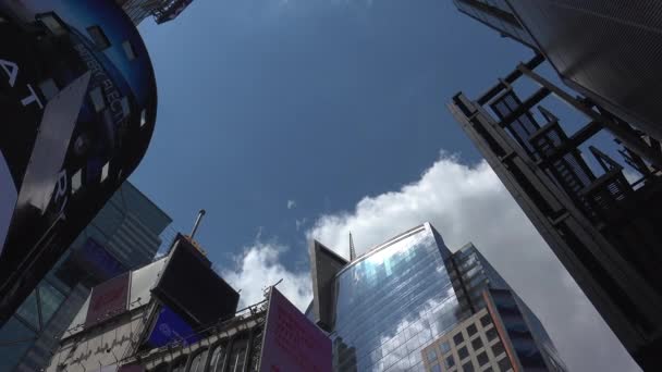Nueva York-circa 2017: El tráfico pesado en las estrechas calles de Manhattan, con impresionantes alturas de bloques y publicidad brillante en la tarde, en un día soleado, ultra hd4k, en tiempo real — Vídeo de stock
