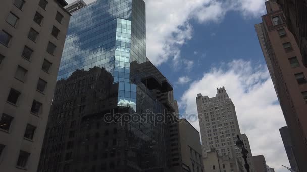 New York-cca 2017: hustý provoz v úzkých ulicích Manhattanu, s ohromující výškou bloků a jasná reklama v odpoledních hodinách za slunečného dne, ultra hd4k, v reálném čase — Stock video