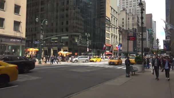 Нью-Йорк-2017: интенсивное движение по узким улочкам Манхэттена, ошеломляющие многоэтажки и яркая реклама днем, в солнечный день, ультра 4K, в реальном времени — стоковое видео