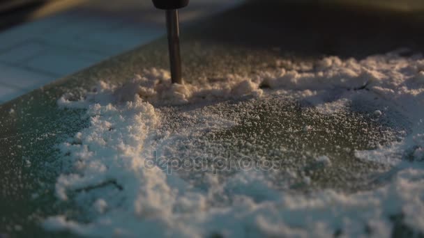소형 밀링 기계는 자동으로 유리 섬유 소재, 울트라 Hd 4 k, 실시간으로 잘라 — 비디오