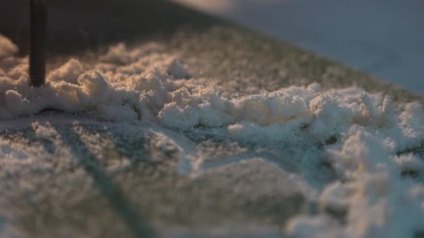 La petite fraiseuse est automatiquement coupée dans le matériau en fibre de verre, ULTRA HD 4K, en temps réel — Video