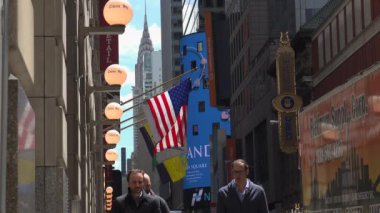 New York-2017 yaklaşık: yoğun trafik, Manhattan, dar sokaklarında blokları ve ultra hd4k, güneşli bir öğleden sonra parlak reklam çarpıcı yükseklikleri ile gerçek zamanlı
