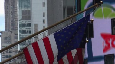 New York-2017 yaklaşık: yoğun trafik, Manhattan, dar sokaklarında blokları ve ultra hd4k, güneşli bir öğleden sonra parlak reklam çarpıcı yükseklikleri ile gerçek zamanlı