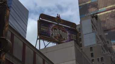 New York-2017 yaklaşık: yoğun trafik, Manhattan, dar sokaklarında blokları ve ultra hd4k, güneşli bir öğleden sonra parlak reklam çarpıcı yükseklikleri ile gerçek zamanlı