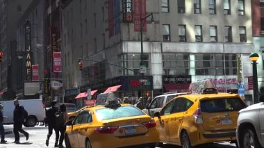 New York-2017 yaklaşık: yoğun trafik, Manhattan, dar sokaklarında blokları ve ultra hd4k, güneşli bir öğleden sonra parlak reklam çarpıcı yükseklikleri ile gerçek zamanlı