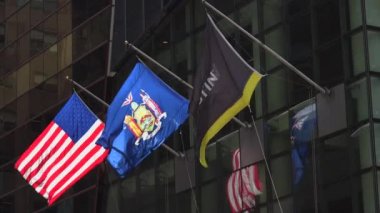 New York-2017 yaklaşık: yoğun trafik, Manhattan, dar sokaklarında blokları ve ultra hd4k, güneşli bir öğleden sonra parlak reklam çarpıcı yükseklikleri ile gerçek zamanlı