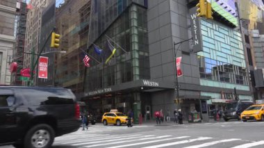 New York-2017 yaklaşık: yoğun trafik, Manhattan, dar sokaklarında blokları ve ultra hd4k, güneşli bir öğleden sonra parlak reklam çarpıcı yükseklikleri ile gerçek zamanlı