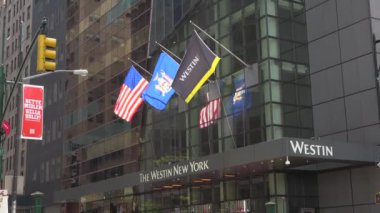 New York-2017 yaklaşık: yoğun trafik, Manhattan, dar sokaklarında blokları ve ultra hd4k, güneşli bir öğleden sonra parlak reklam çarpıcı yükseklikleri ile gerçek zamanlı