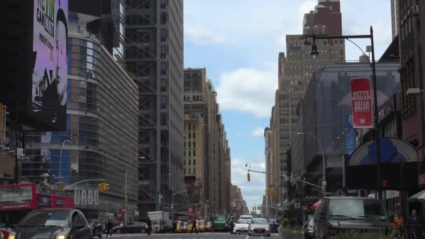 New York-circa 2017: zwaar verkeer in de smalle straten van Manhattan, met adembenemende hoogten van blokken en heldere reclame in de middag, op een zonnige dag, ultra hd4k, real-time — Stockvideo