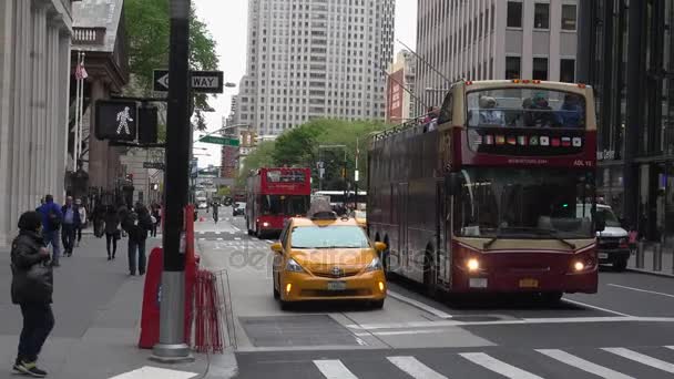 New York-circa 2017: tráfego pesado nas ruas estreitas de Manhattan, com alturas impressionantes de blocos e publicidade brilhante à tarde, em um dia ensolarado, ultra hd4k, em tempo real — Vídeo de Stock