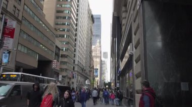 New York-2017 yaklaşık: yoğun trafik, Manhattan, dar sokaklarında blokları ve ultra hd4k, güneşli bir öğleden sonra parlak reklam çarpıcı yükseklikleri ile gerçek zamanlı