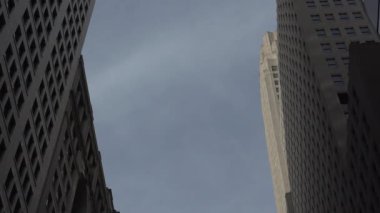 New York-2017 yaklaşık: yoğun trafik, Manhattan, dar sokaklarında blokları ve ultra hd4k, güneşli bir öğleden sonra parlak reklam çarpıcı yükseklikleri ile gerçek zamanlı