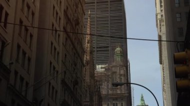 New York-2017 yaklaşık: yoğun trafik, Manhattan, dar sokaklarında blokları ve ultra hd4k, güneşli bir öğleden sonra parlak reklam çarpıcı yükseklikleri ile gerçek zamanlı