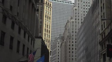 New York-2017 yaklaşık: yoğun trafik, Manhattan, dar sokaklarında blokları ve ultra hd4k, güneşli bir öğleden sonra parlak reklam çarpıcı yükseklikleri ile gerçek zamanlı