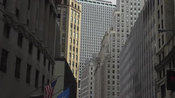 Нью-Йорк-близько 2017: інтенсивним рухом у вузьких вулиць Манхеттена, з приголомшливою висот блоків і яскравою рекламною вдень, сонячний день, ультра hd4k в реальному часі — стокове відео