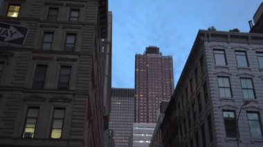 New York-2017 yaklaşık: Orta Manhattan sokaklarda küçük binalar ve çapraz şehir, ultrahd 4 k, gerçek zamanlı geniş bulvarları yoğun nüfuslu arabalar ile akşam doğru