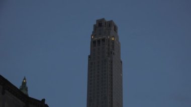 New York-2017 yaklaşık: Orta Manhattan sokaklarda küçük binalar ve çapraz şehir, ultrahd 4 k, gerçek zamanlı geniş bulvarları yoğun nüfuslu arabalar ile akşam doğru