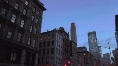 New York-2017 yaklaşık: Orta Manhattan sokaklarda küçük binalar ve çapraz şehir, ultrahd 4 k, gerçek zamanlı geniş bulvarları yoğun nüfuslu arabalar ile akşam doğru