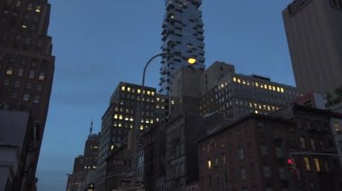 New York-2017 yaklaşık: Orta Manhattan sokaklarda küçük binalar ve çapraz şehir, ultrahd 4 k, gerçek zamanlı geniş bulvarları yoğun nüfuslu arabalar ile akşam doğru