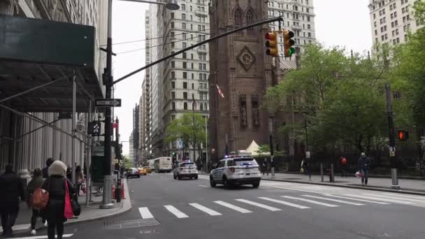 New York-circa 2017 : circulation dense dans les rues étroites de Manhattan, avec de superbes hauteurs de blocs et une publicité lumineuse dans l'après-midi, par une journée ensoleillée, ultra hd4k, en temps réel — Video