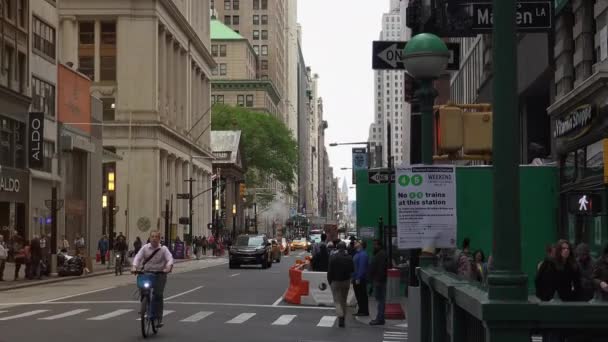 New York-circa 2017: tráfego pesado nas ruas estreitas de Manhattan, com alturas impressionantes de blocos e publicidade brilhante à tarde, em um dia ensolarado, ultra hd4k, em tempo real — Vídeo de Stock