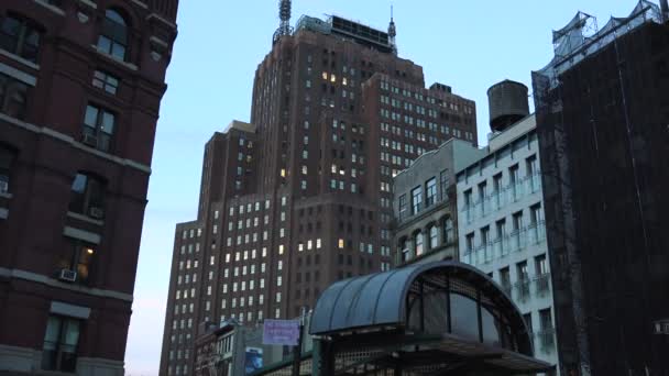 New York-cca 2017: střední ulice Manhattanu, kvečeru, s malými budovami a velmi zalidněných aut na široké bulváry, které přes město, ultrahd 4k, reálném čase — Stock video