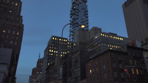 New York-circa 2017 : Les rues du milieu de Manhattan, vers la soirée, avec de petits bâtiments et des voitures très peuplées sur les larges boulevards qui traversent la ville, ultra-hd 4k, en temps réel — Video