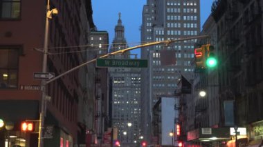 New York-2017 yaklaşık: Orta Manhattan sokaklarda küçük binalar ve çapraz şehir, ultrahd 4 k, gerçek zamanlı geniş bulvarları yoğun nüfuslu arabalar ile akşam doğru