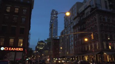 New York-2017 yaklaşık: Orta Manhattan sokaklarda küçük binalar ve çapraz şehir, ultrahd 4 k, gerçek zamanlı geniş bulvarları yoğun nüfuslu arabalar ile akşam doğru