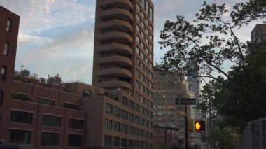 New York-2017 yaklaşık: Orta Manhattan sokaklarda küçük binalar ve çapraz şehir, ultrahd 4 k, gerçek zamanlı geniş bulvarları yoğun nüfuslu arabalar ile akşam doğru