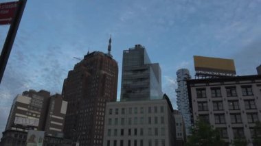 New York-2017 yaklaşık: Orta Manhattan sokaklarda küçük binalar ve çapraz şehir, ultrahd 4 k, gerçek zamanlı geniş bulvarları yoğun nüfuslu arabalar ile akşam doğru