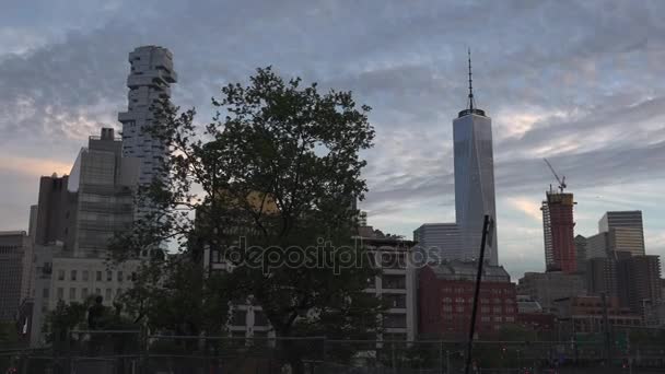 New york-circa 2017: die mittleren manhattan straßen, gegen abend, mit kleinen gebäuden und dicht bevölkerten autos auf den breiten boulevards, die die stadt durchqueren, ultrahd 4k, echtzeit — Stockvideo