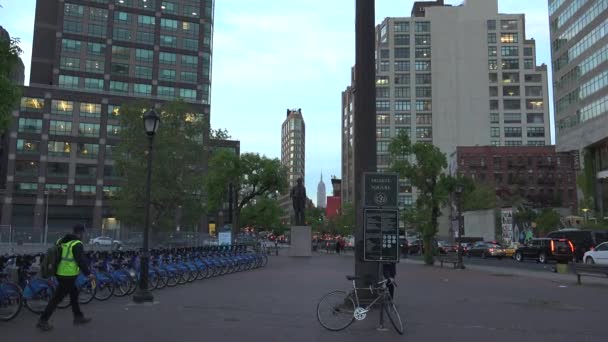 New York-cca 2017: střední ulice Manhattanu, kvečeru, s malými budovami a velmi zalidněných aut na široké bulváry, které přes město, ultrahd 4k, reálném čase — Stock video